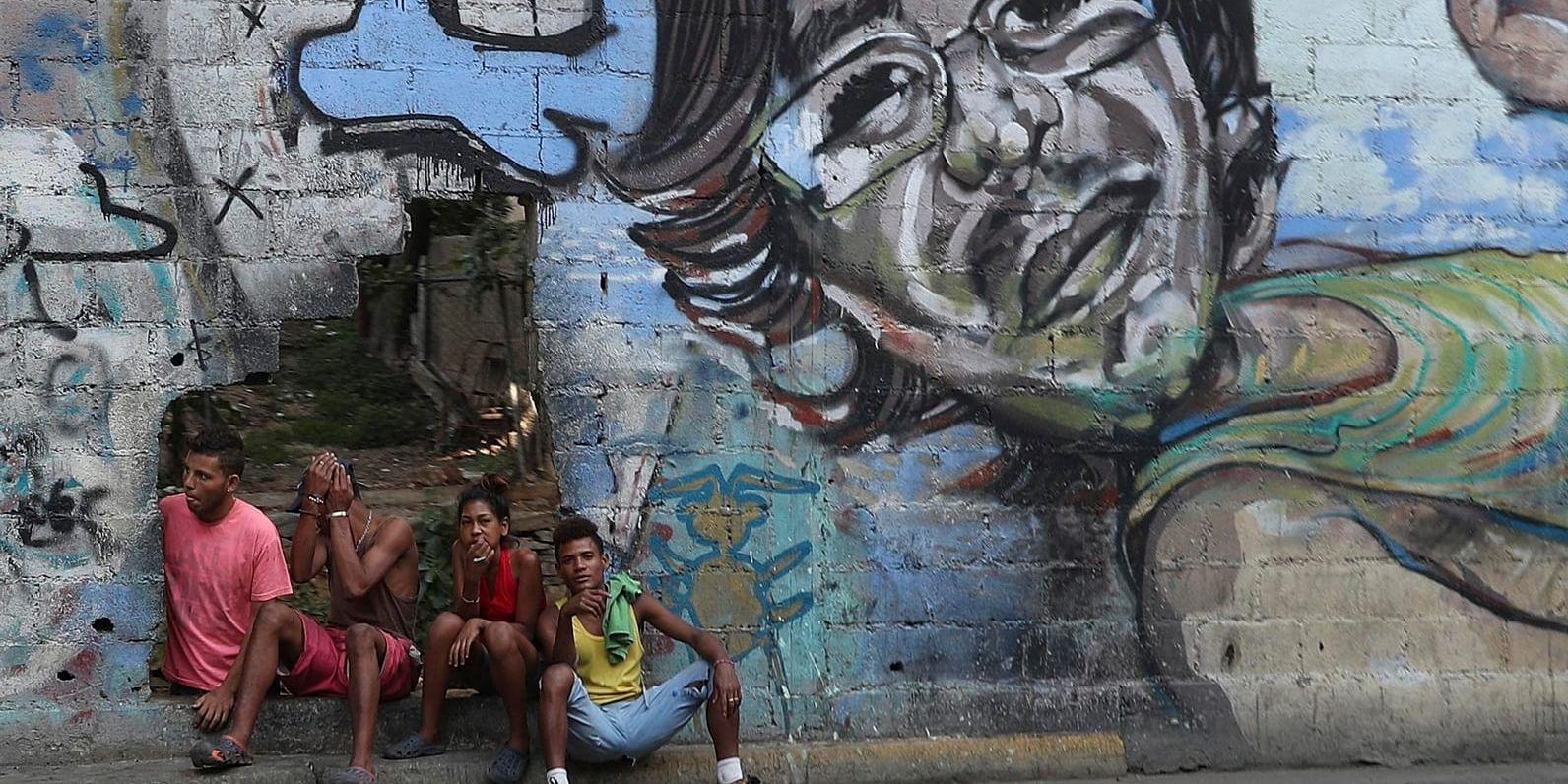Ungdomar på en gata i Caracas. Krisen i deras land blir allt värre. Men nu är förhandlingar på gång.