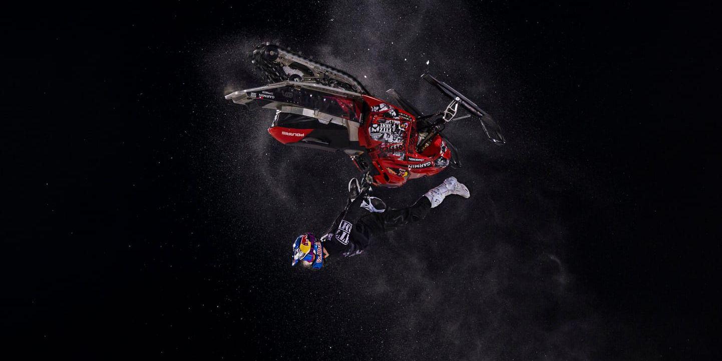 Daniel Bodin flyger i luften med sin snöskoter under X-games i Aspen.