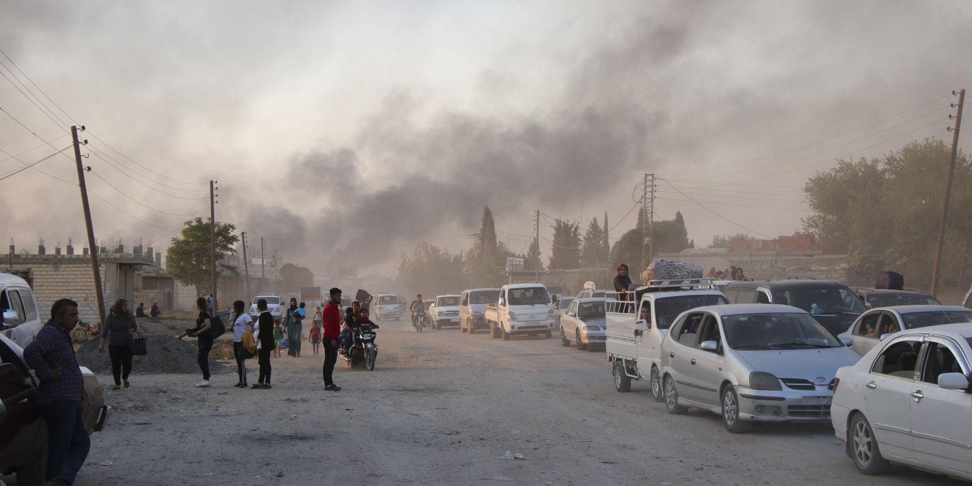 Syrier flyr beskjutning från turkiska styrkor i Ras al-Ayn under onsdagen. 