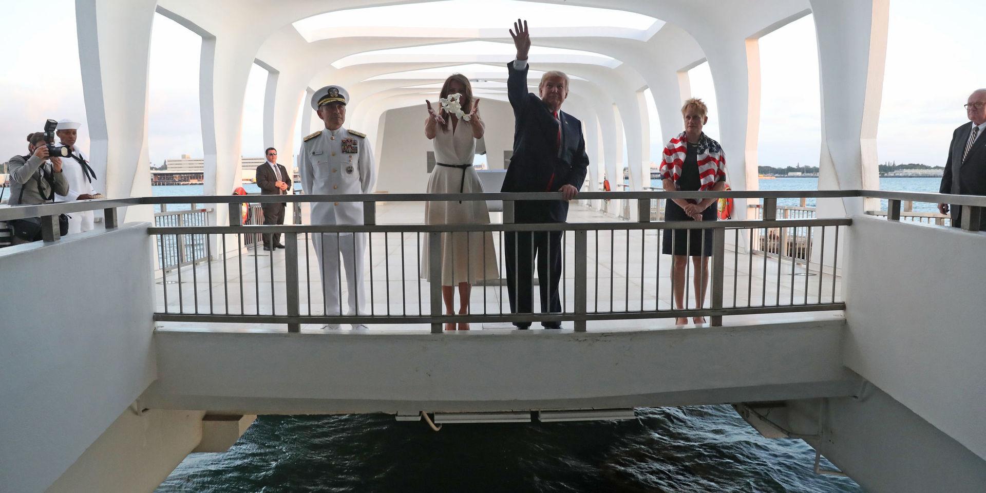 Här kastar Donald och Melania Trump blommor i vattnet vid minnesmonumentet för Pearl Harbor-attacken och stridsfartyget USS Arizona. Arkivbild från den 3 november 2017.