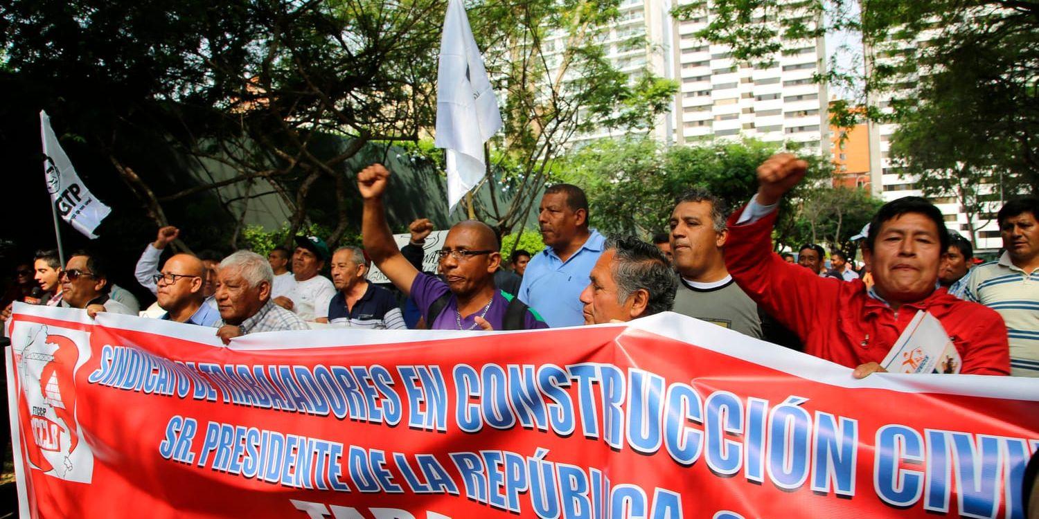 Fackligt aktiva i Peru protesterar den 20 november utanför Uruguays ambassad i huvudstaden Lima, efter att den före detta presidenten Alan Garcia sökt asyl på ambassaden efter anklagelser om korruption.