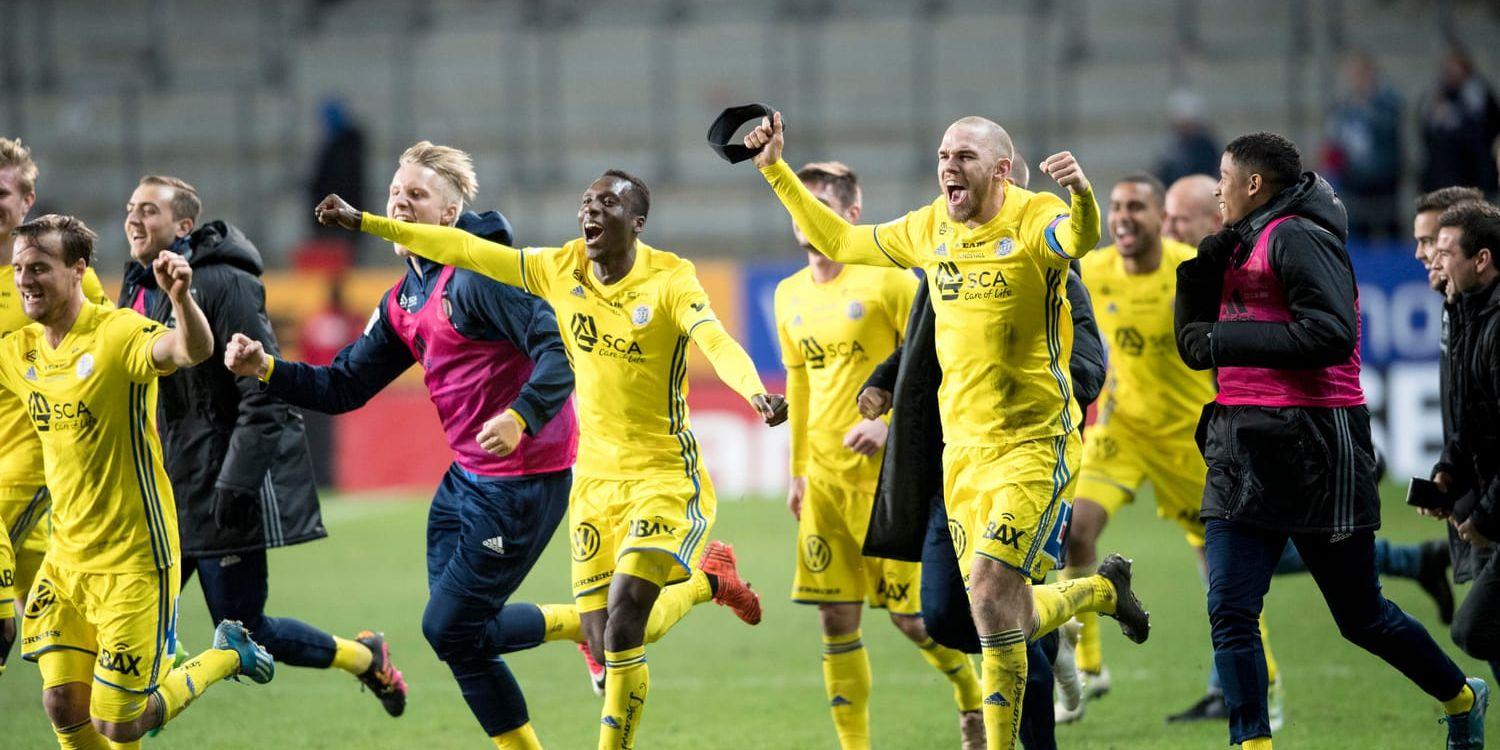 Sundsvall, med Peter Wilson och Marcus Danielsson i centrum, jublar över att vara kvar i allsvenskan. Efter den egna segern med 3–0 mot Göteborg fick Sundsvall vänta någon minut på att Jönköpings match skulle ta slut – sedan kunde firandet börja.