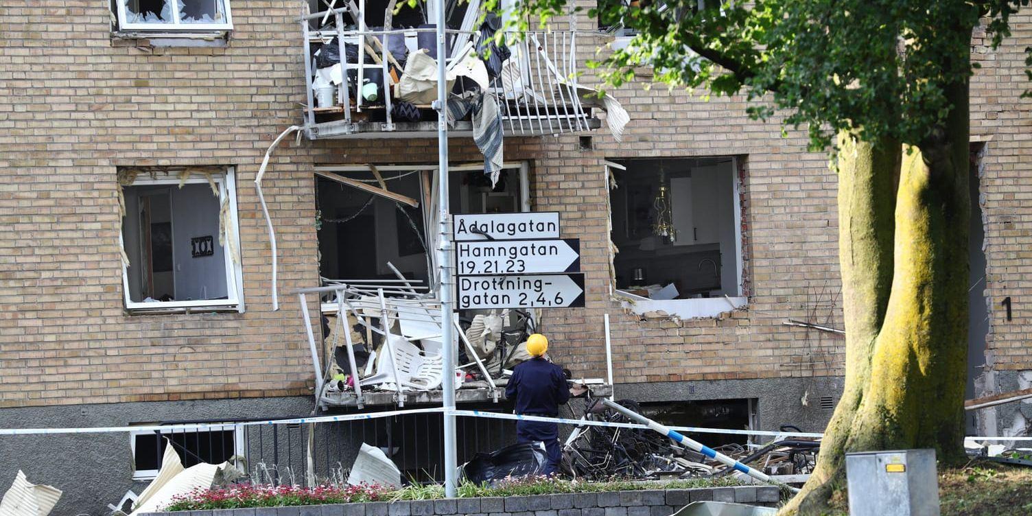 Huset på Ådalagatan där spärngladdningen detonerade. Ett hundratal lägenheter fick skador på fönster och balkonger. Arkivbild.