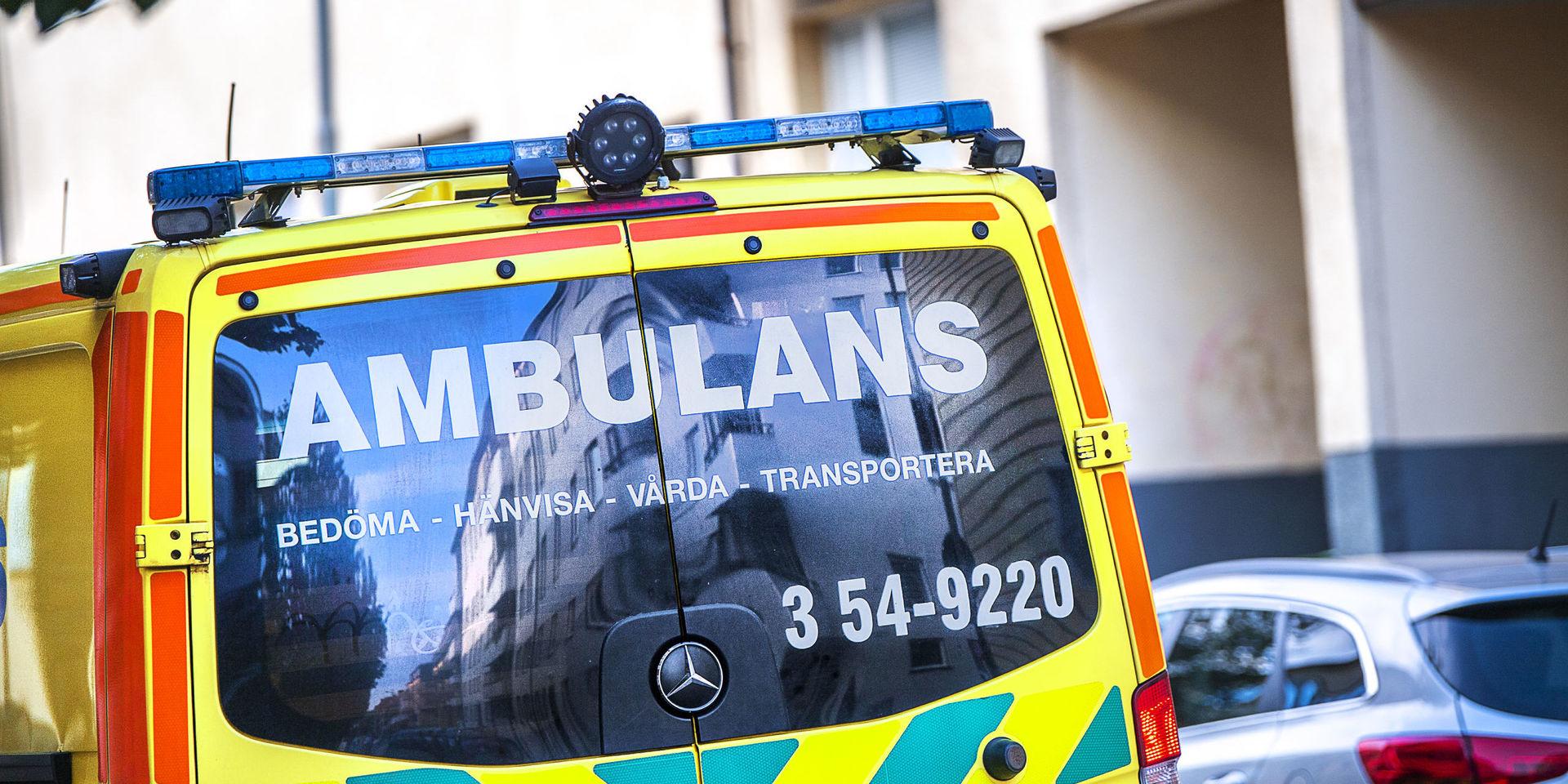 Ambulans fick tillkallas efter att man på elsparkcykel blivit påkörd av en bilist.