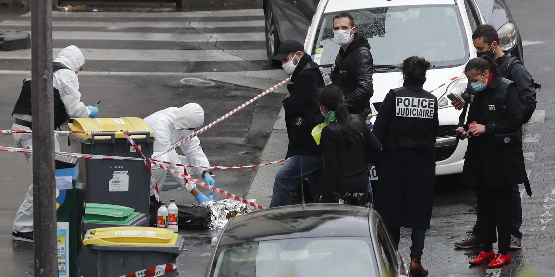 Polis vid brottsplatsen i Paris i fredags. 