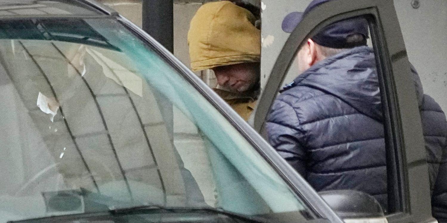 Wall Street Journals reporter Evan Gershkovich eskorteras från en domstol i Moskva och in i ett väntande fordon.