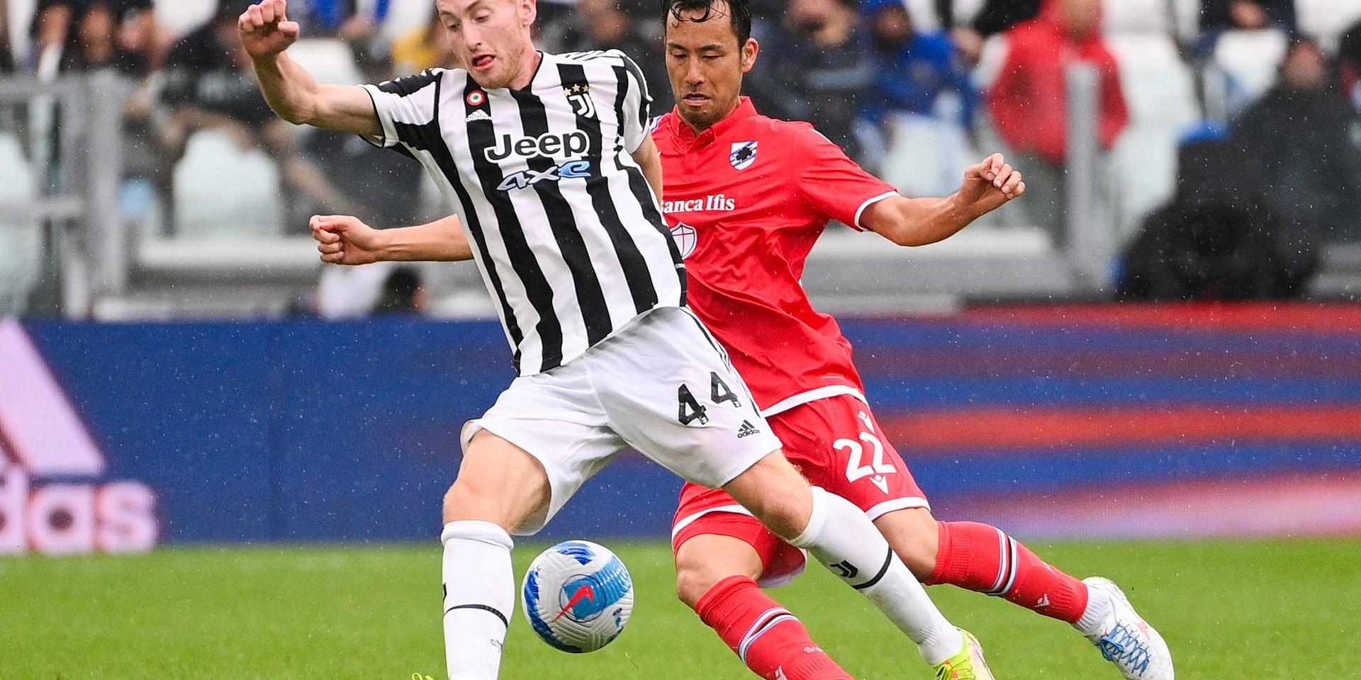 Juventus svenske anfallare Dejan Kulusevski i kamp om bollen med Sampdorias Maya Yoshida.