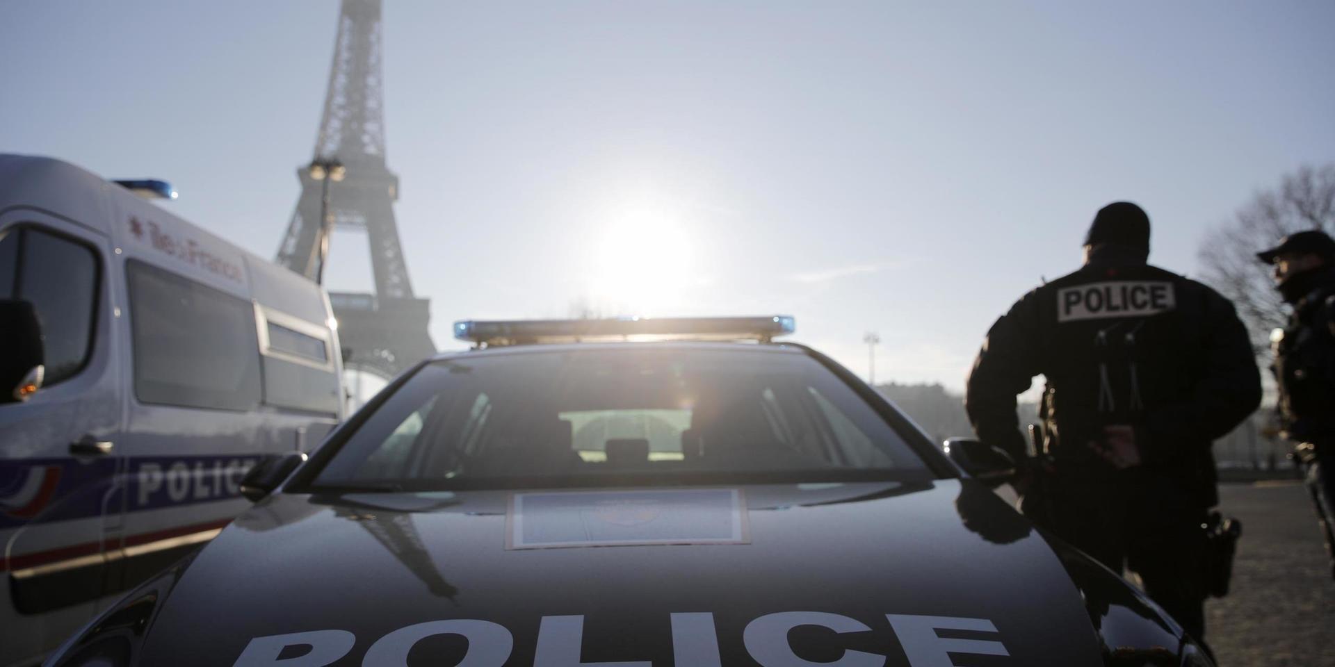 Frankrike mobiliserar poliser för att kontrollera att befolkningen bär skyddsmask. Arkivbild. 