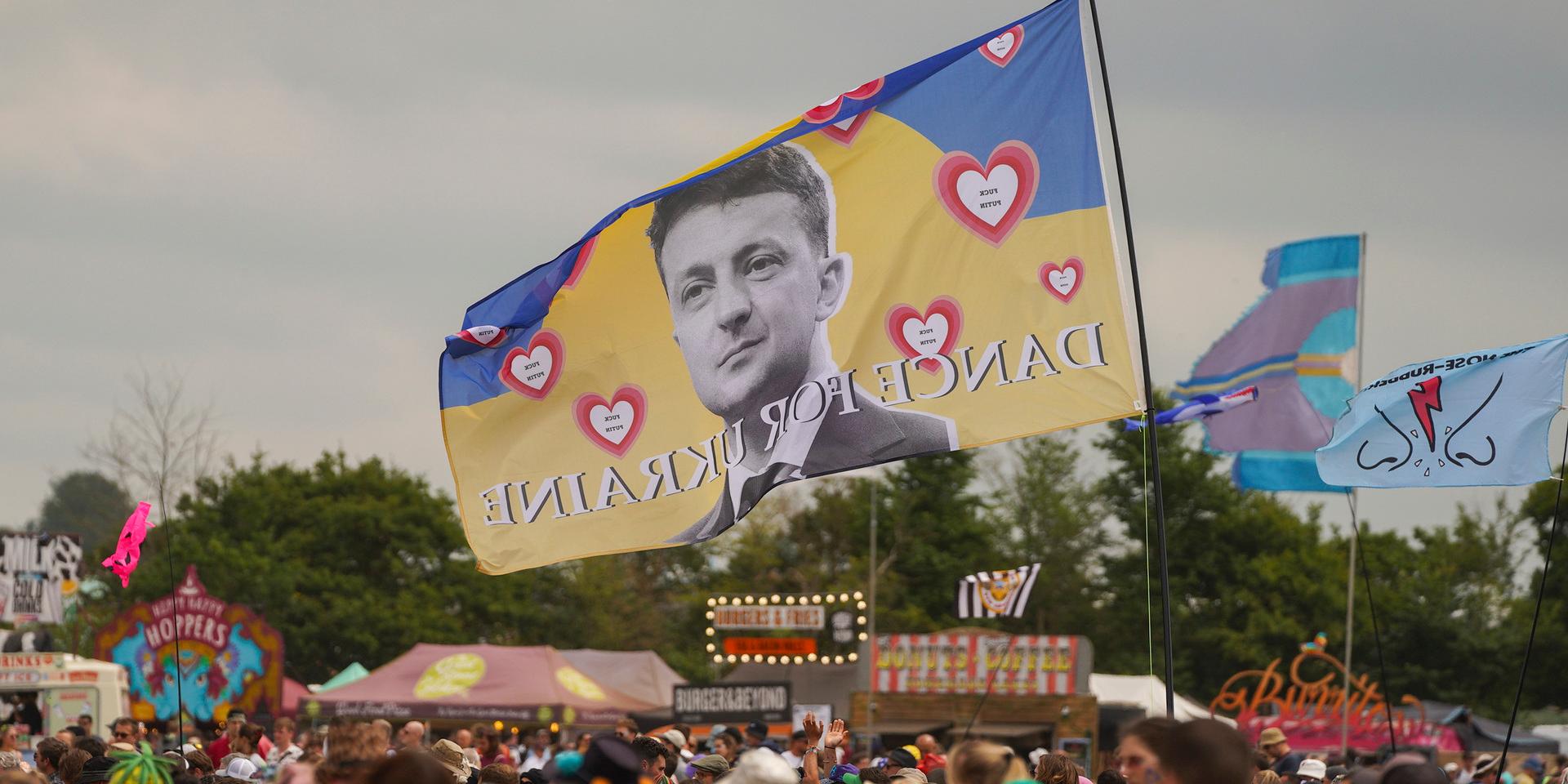En flagga på Glastonbury med Ukrainas president Volodymyr Zelenskyj och orden 'Dansa för Ukraina'.