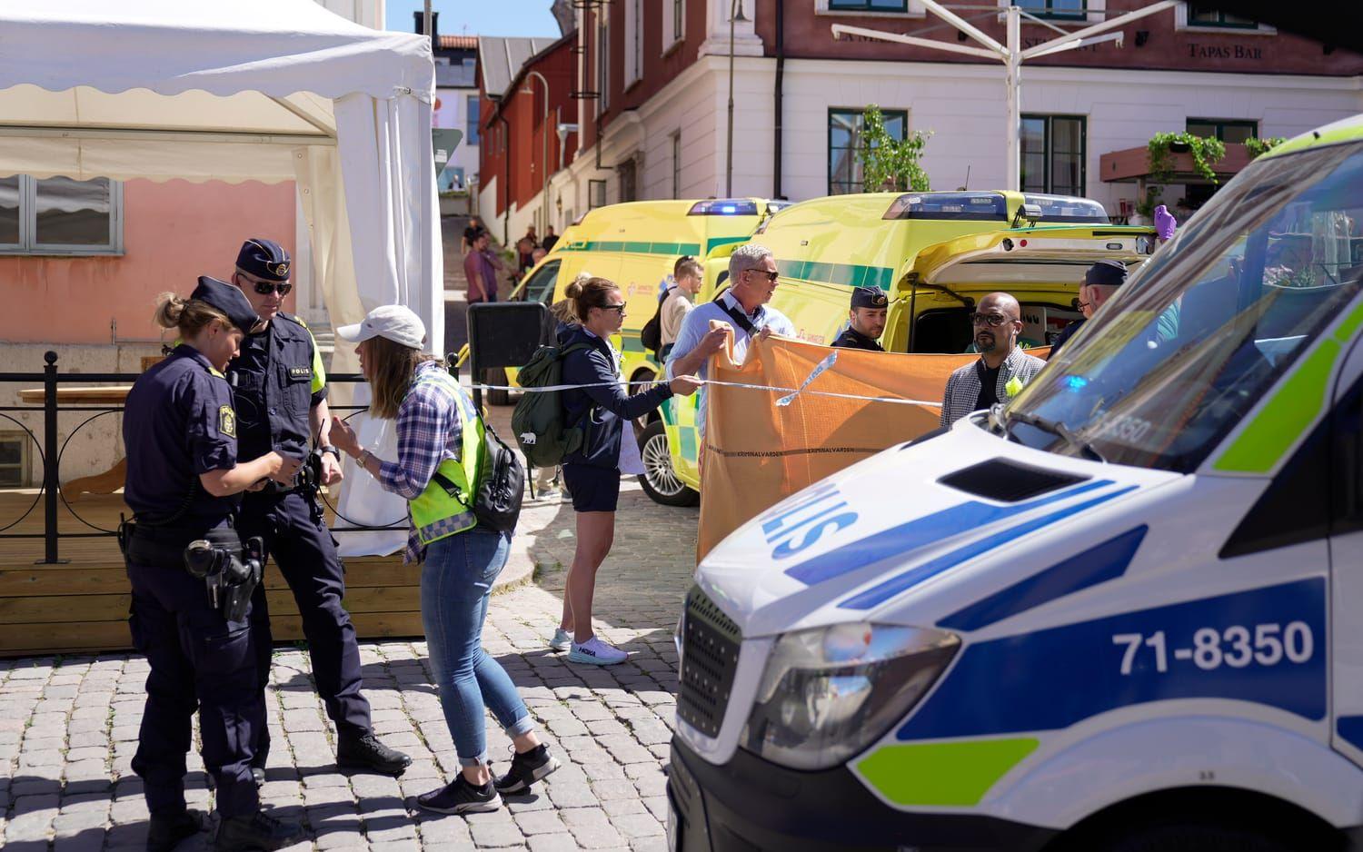 Mitt under Almedalsveckan började flera poliser springa mot Donners plats i Visby efter att en kvinna hade blivit attackerad av en man med kniv.