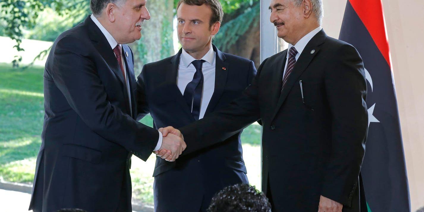 Libyens premiärminister Fayez al-Sarraj, Frankrikes president Emmanuel Macron och den östlibyske krigsherren Khalifa Haftar vid ett möte 2017.