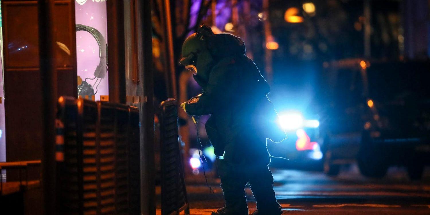 Nationella bombskyddet arbetar i Brämaregården på Hisingen i Göteborg på tisdagen, efter att polisen larmats om ett misstänkt föremål under en bil. Boende i en intilliggande fastighet har evakuerats.