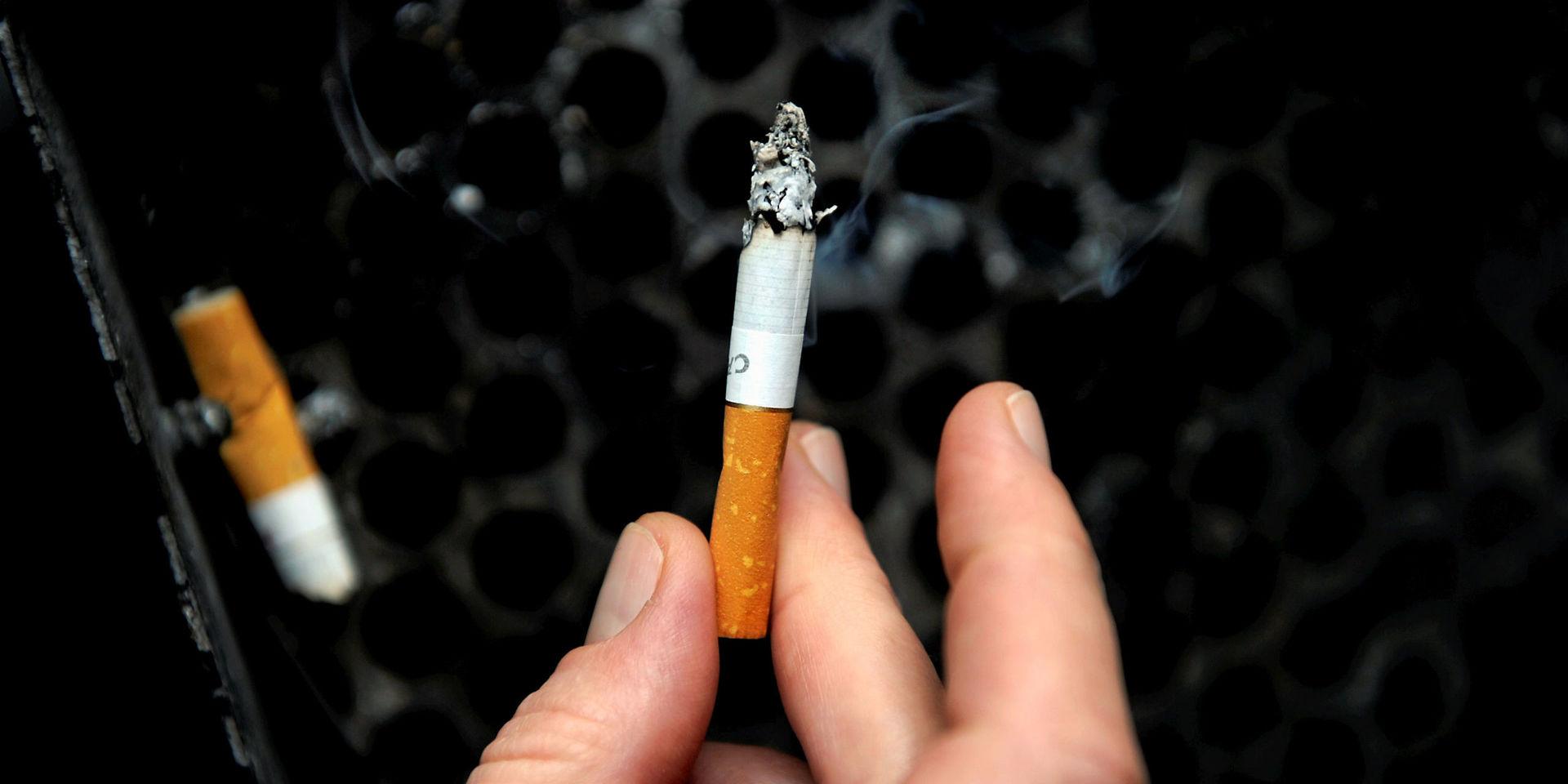 Rökning är inte tillåtet för medarbetare i Trollhättans Stad under arbetstid, uttrycker skribenten.
