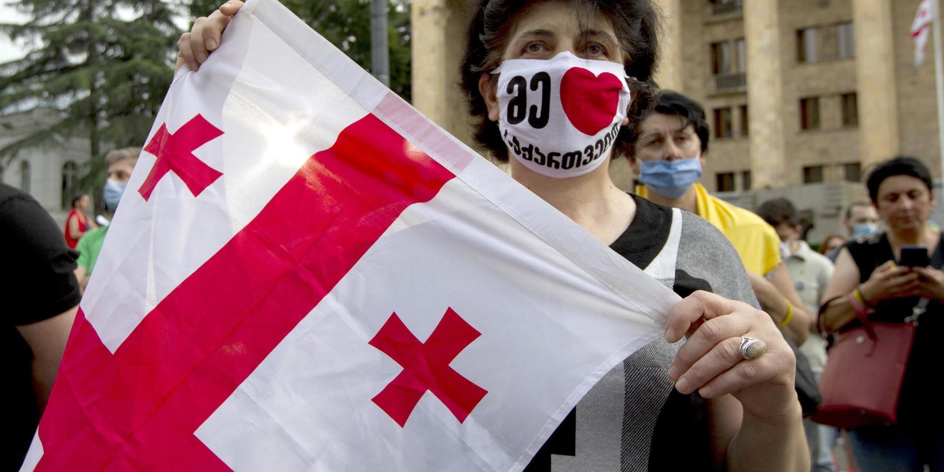 'Jag älskar Georgien', står det på det munskydd som en demonstrant i Tbilisi visar upp. Georgien är ett av de länder som EU nu vill öppna för resor till, efter coronakrisen. Arkivfoto.