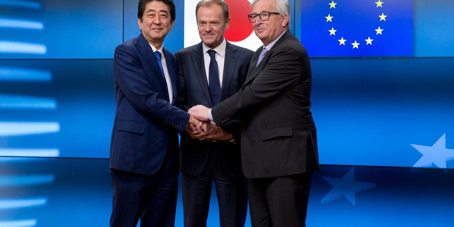 Japans premiärminister Shinzo Abe och EU-ledarna Donald Tusk och Jean-Claude Juncker log brett under sitt toppmöte i Bryssel i mars. Arkivfoto.