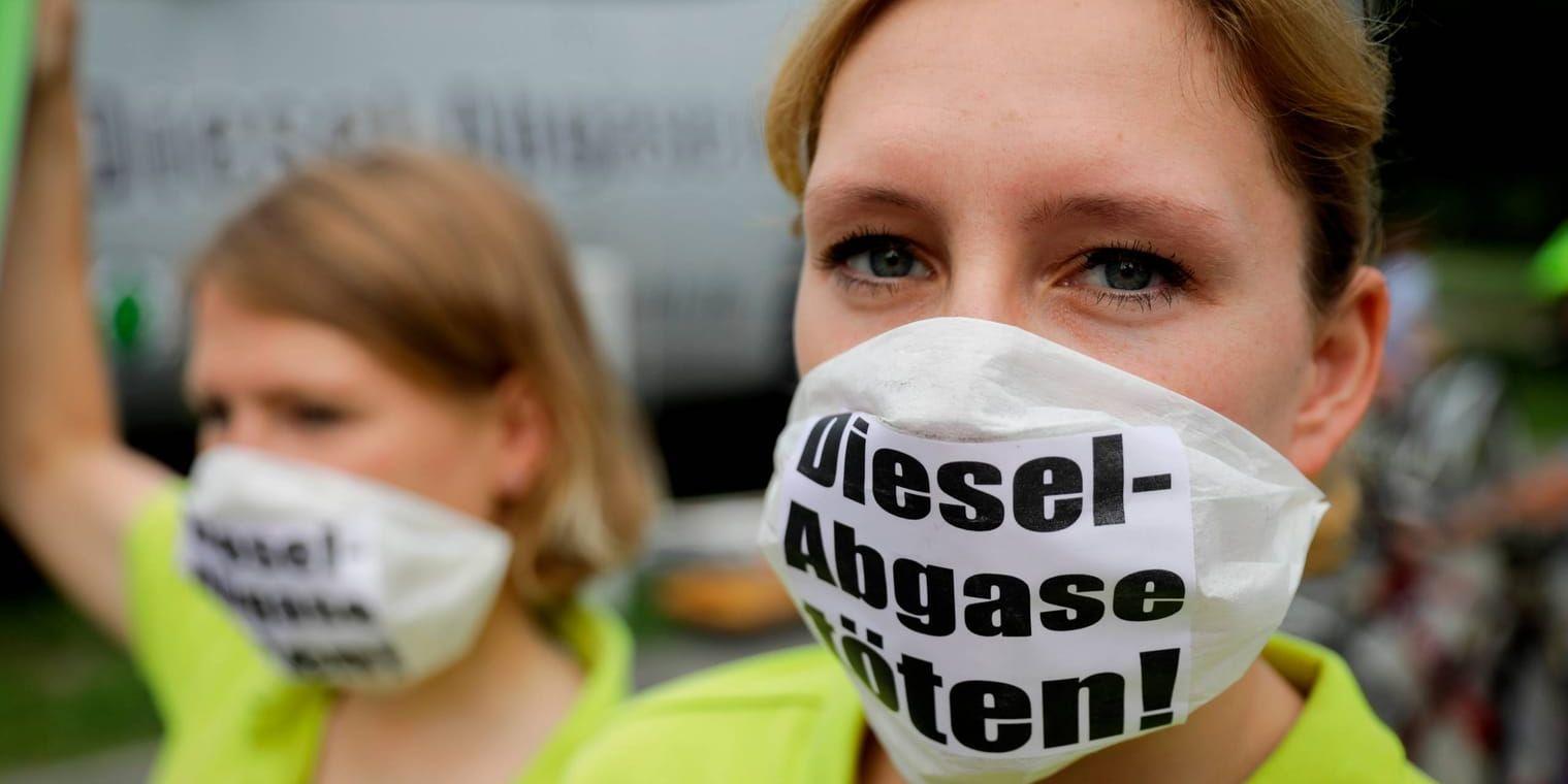 Miljöorganisationer kritiserar uppgörelserna som Tyskland och nu även Österrike träffat med bilbranschen om mjukvaruuppdateringar som ska minska utsläppen från dieselbilar.