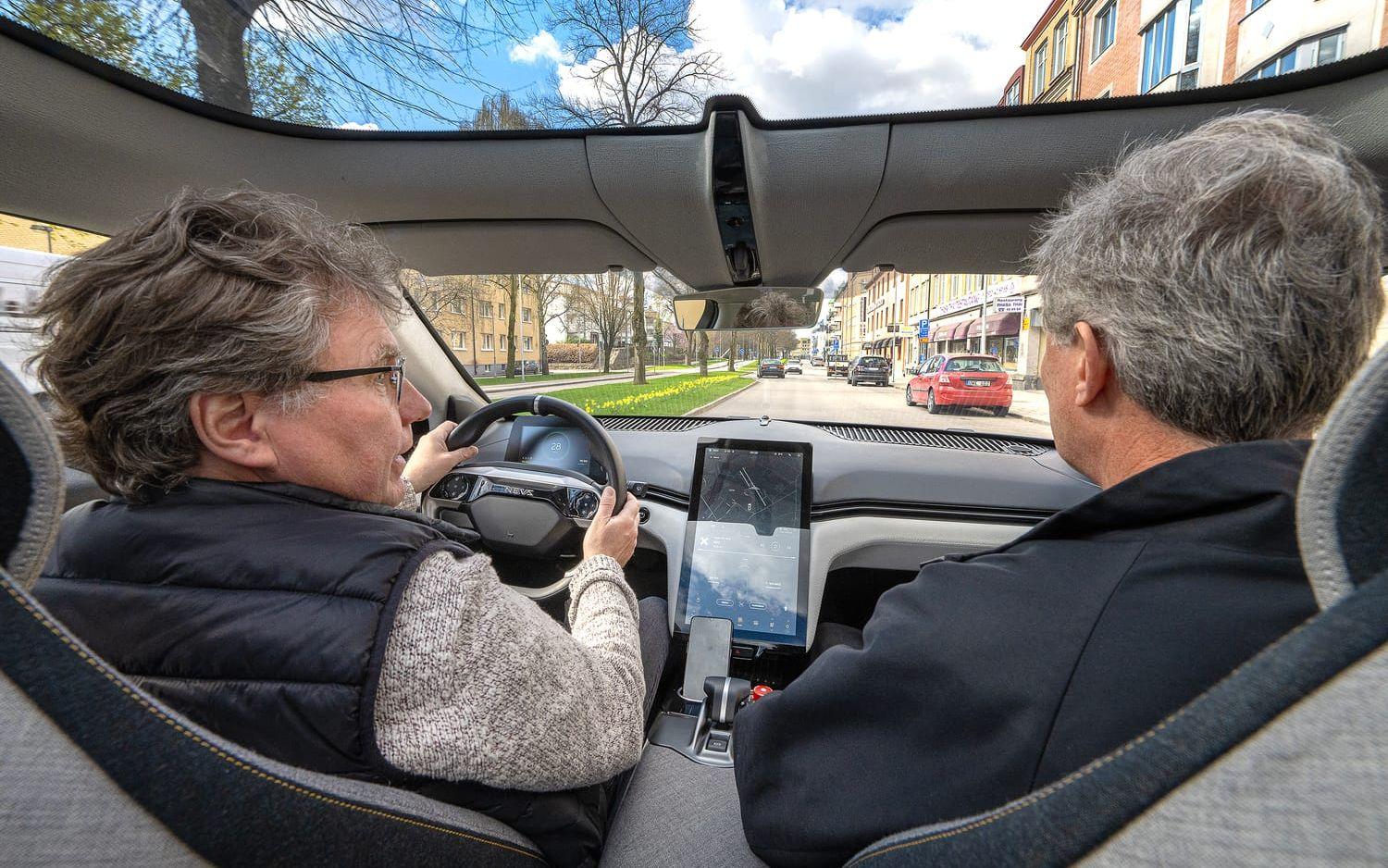TTELA:s reporter Joachim Flodin testkör Nevs elbil Emily GT Electric tillsammans med projektchefen Peter Dahl.