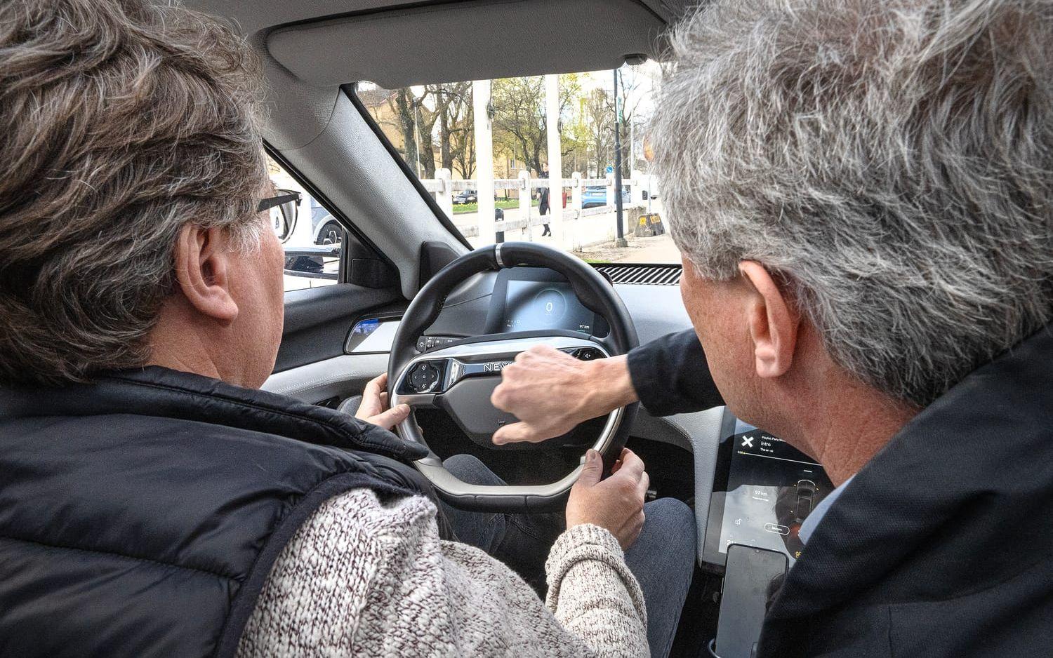 TTELA:s reporter Joachim Flodin testkör Nevs elbil Emily GT Electric tillsammans med projektchefen Peter Dahl.