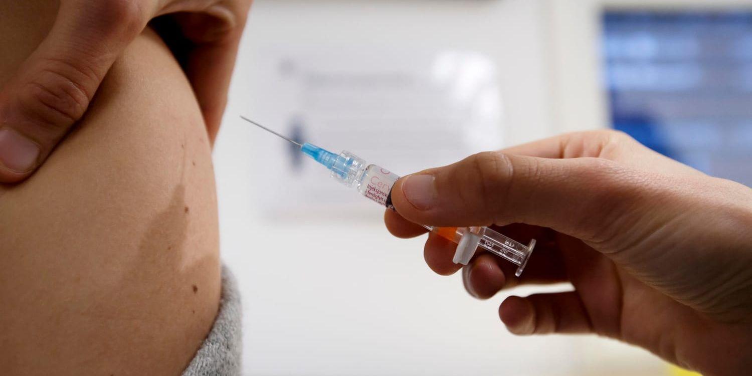 En kvinna får en vaccinspruta. Arkivbild.