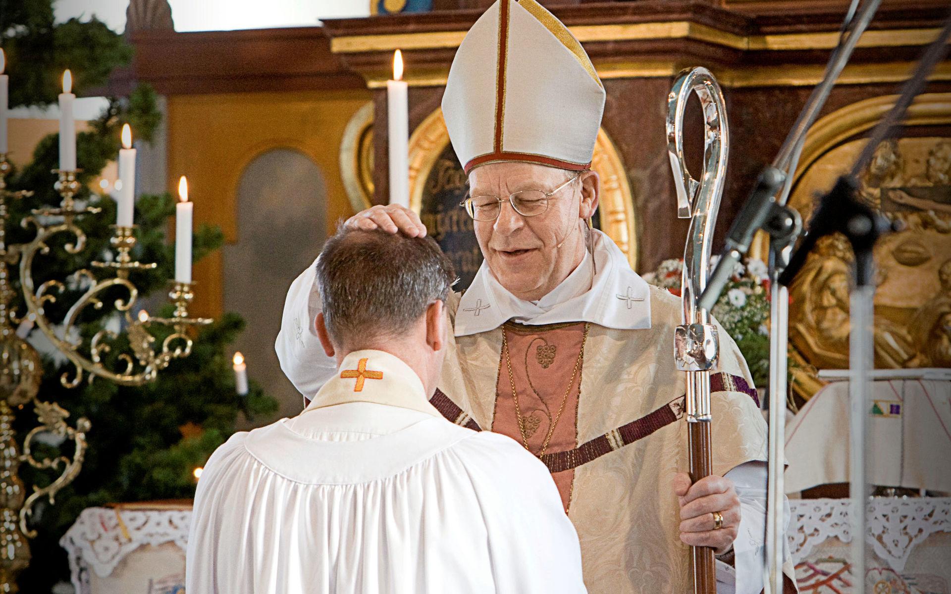 Mottagningsmässa för då nye kyrkoherden Manne Bennehed med biskop Erik Aurelius år 2010.