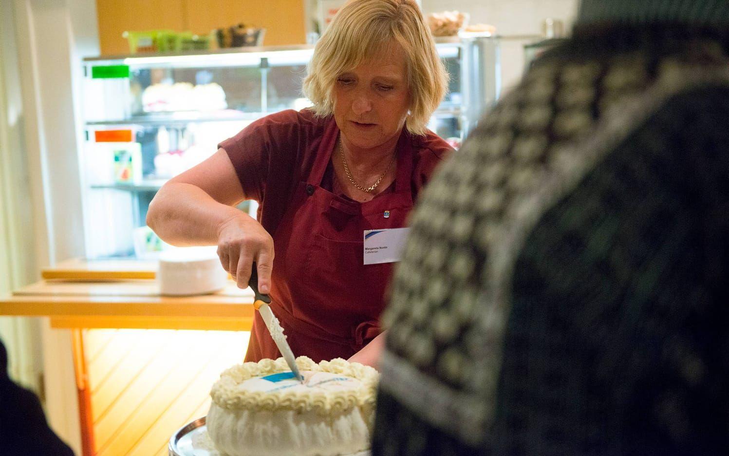 Margareta Norén skär upp tårtan.