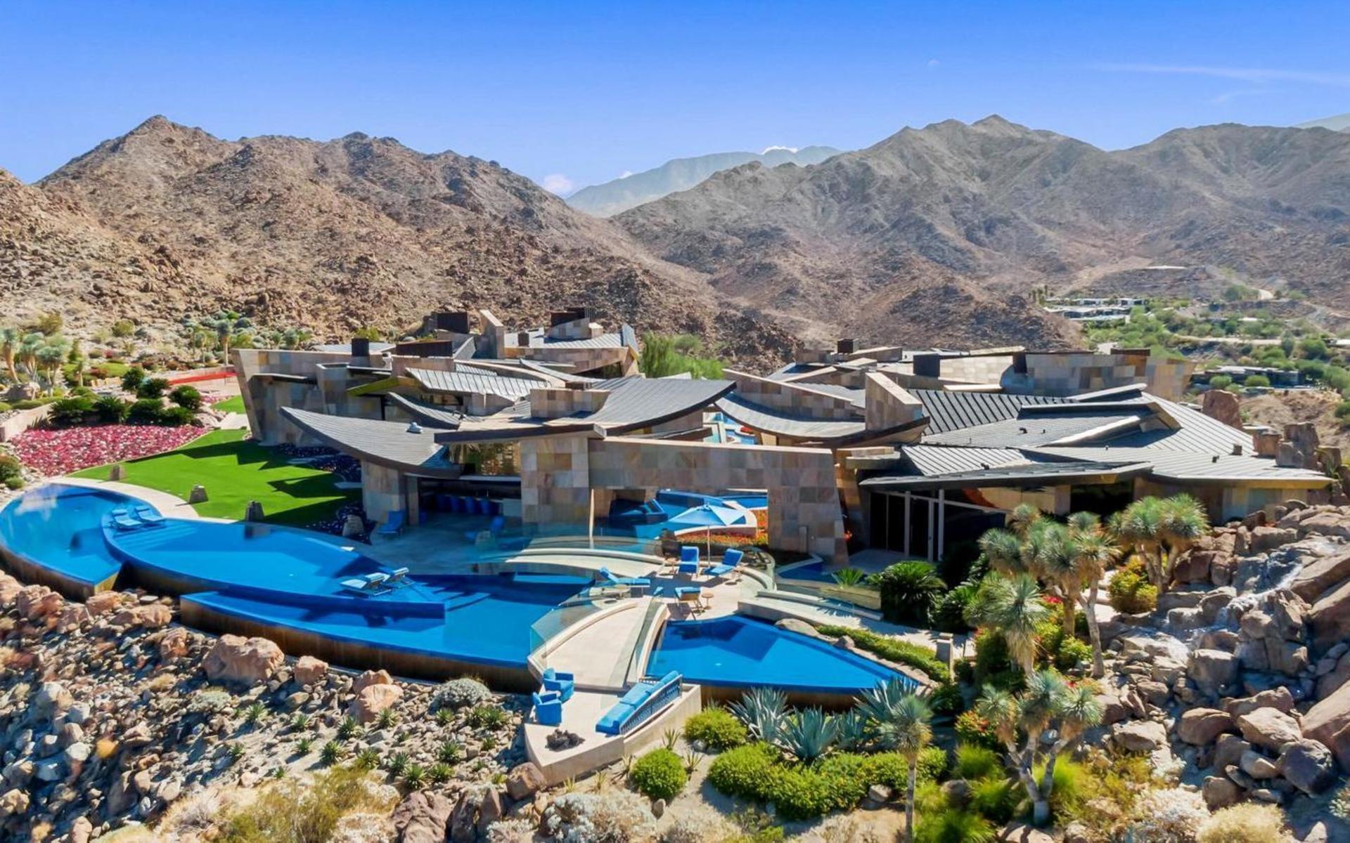 Huset i Palm Desert byggdes 2007 och hela fastigheten är på ungefär 3 000 kvadratmeter. 