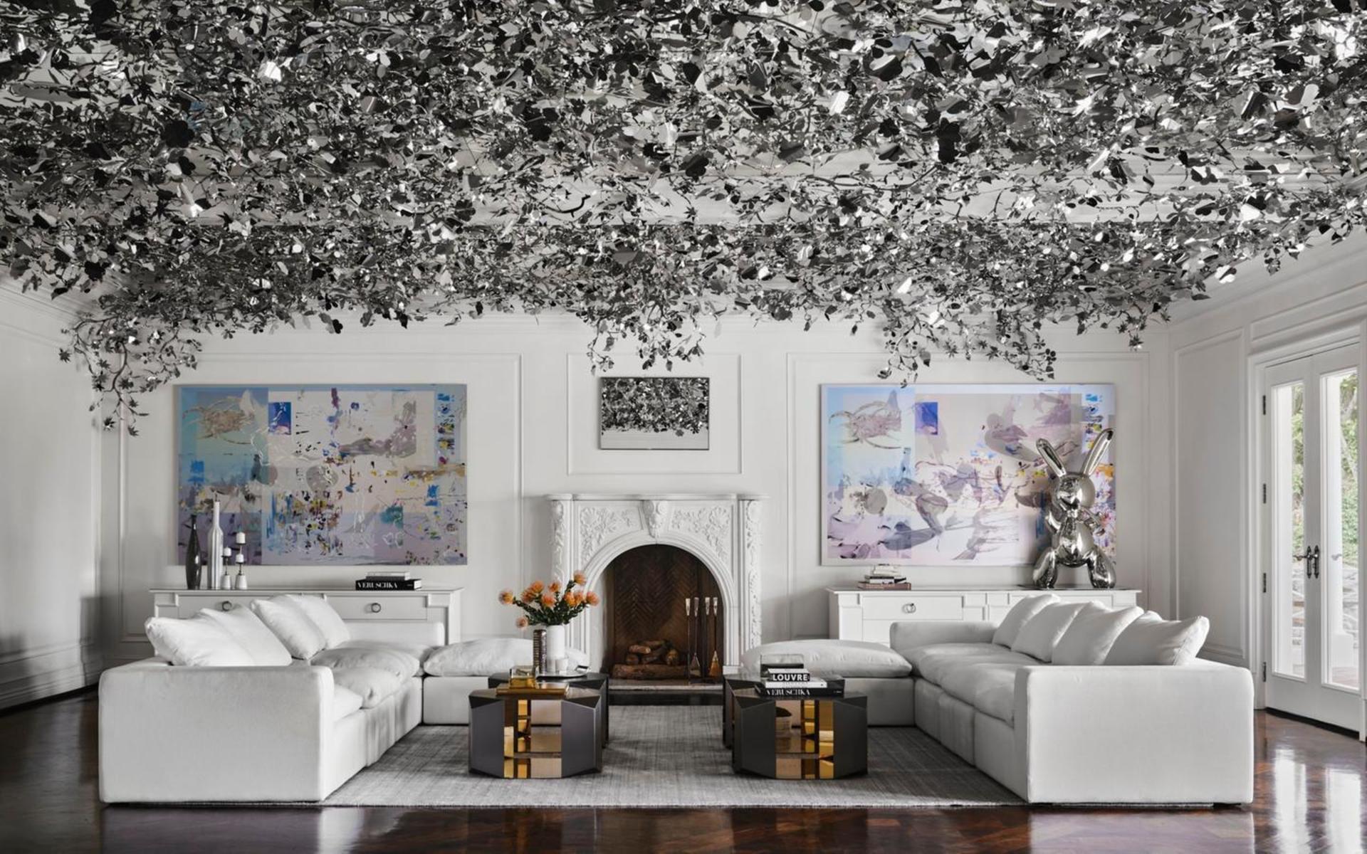 Huset i Bel Air har 60 rum, och det är den franske inredningsdesignern Philippe Starck som ligger bakom inredningen. Det här vardagsrummet har fått en silverfärgad inredning med silver lull-lull i taket. 