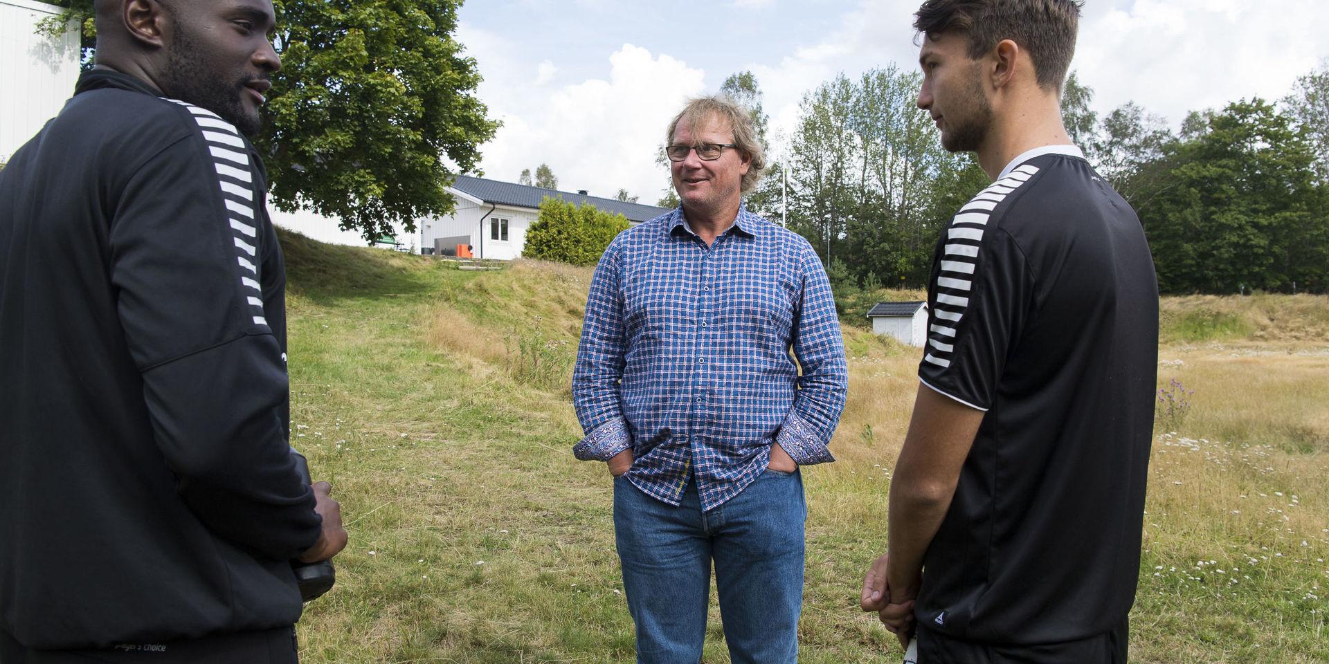 Gais ordförande Jonas Andersson hälsar på nyförvärven Boris Lumbana och Måns Saebbö.