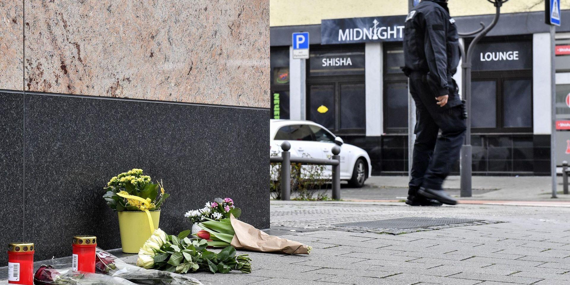 Blommor framför en av de platser där flera personer sköts ihjäl i Hanau i Tyskland.