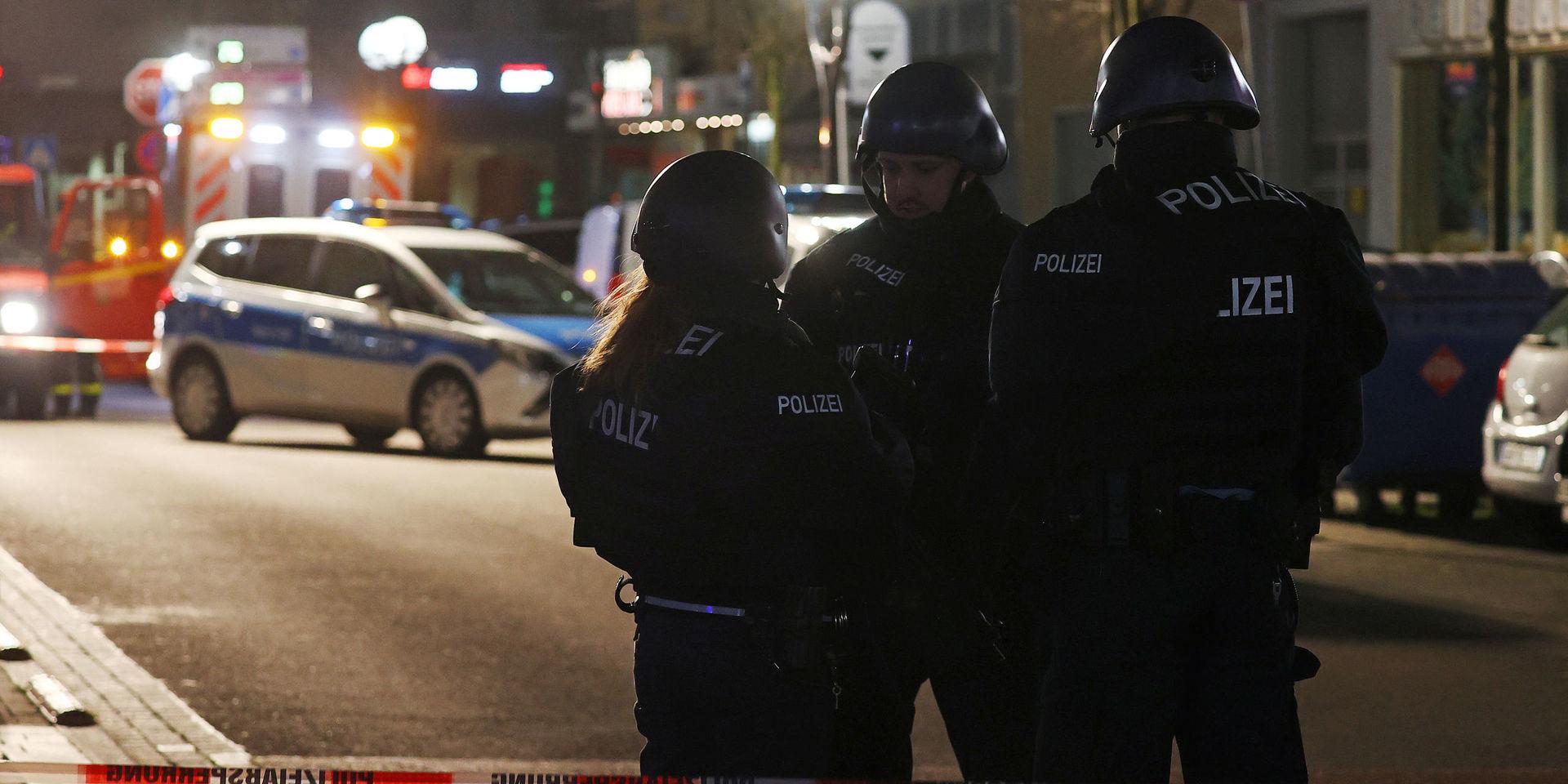 Polis spärrade av ett område kring ett vattenpipskafé i Hanau efter en skottlossning då flera personer dödades. 