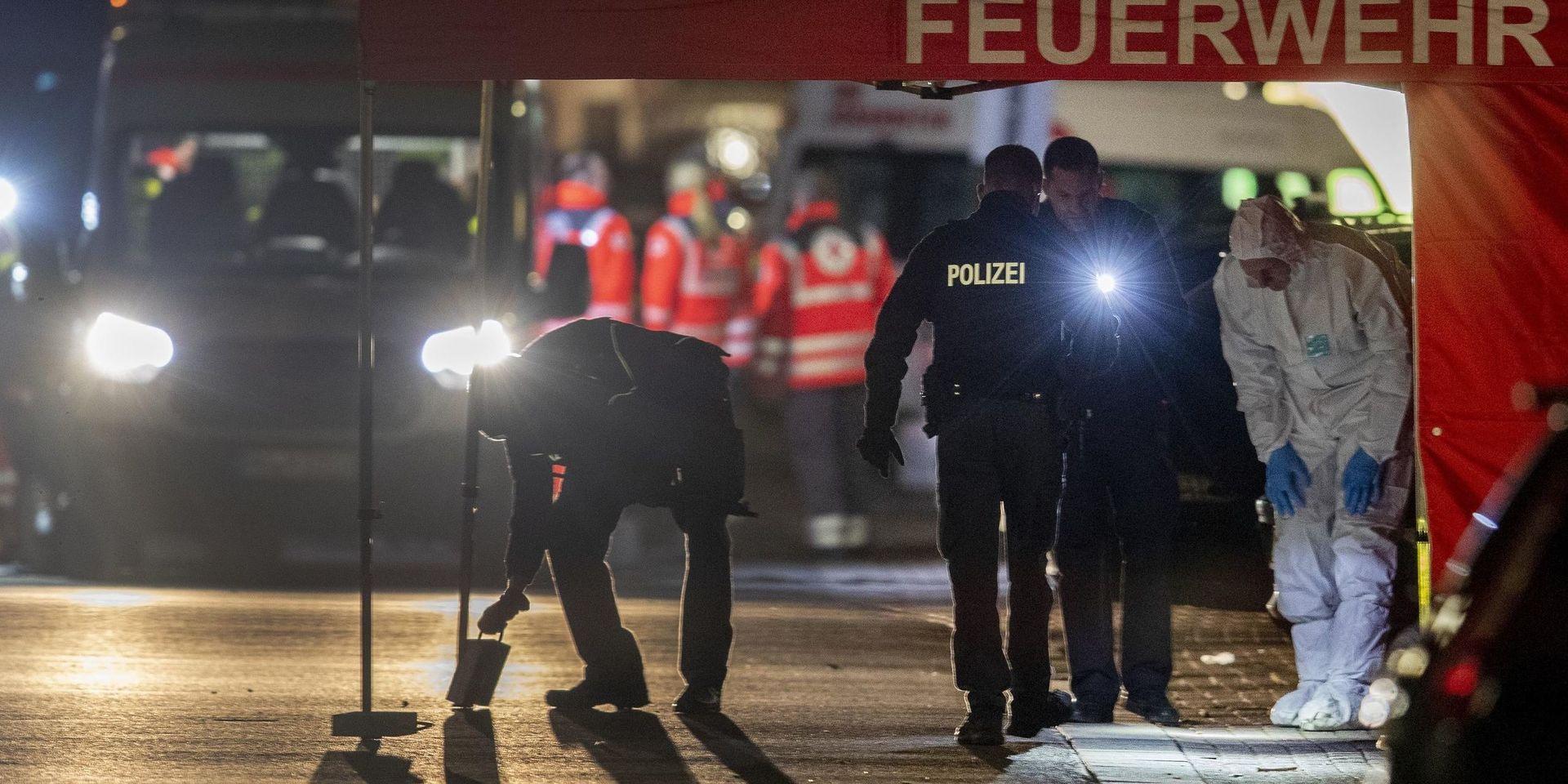 Polisen undersöker en av brottsplatserna i tyska Hanau efter dådet. 