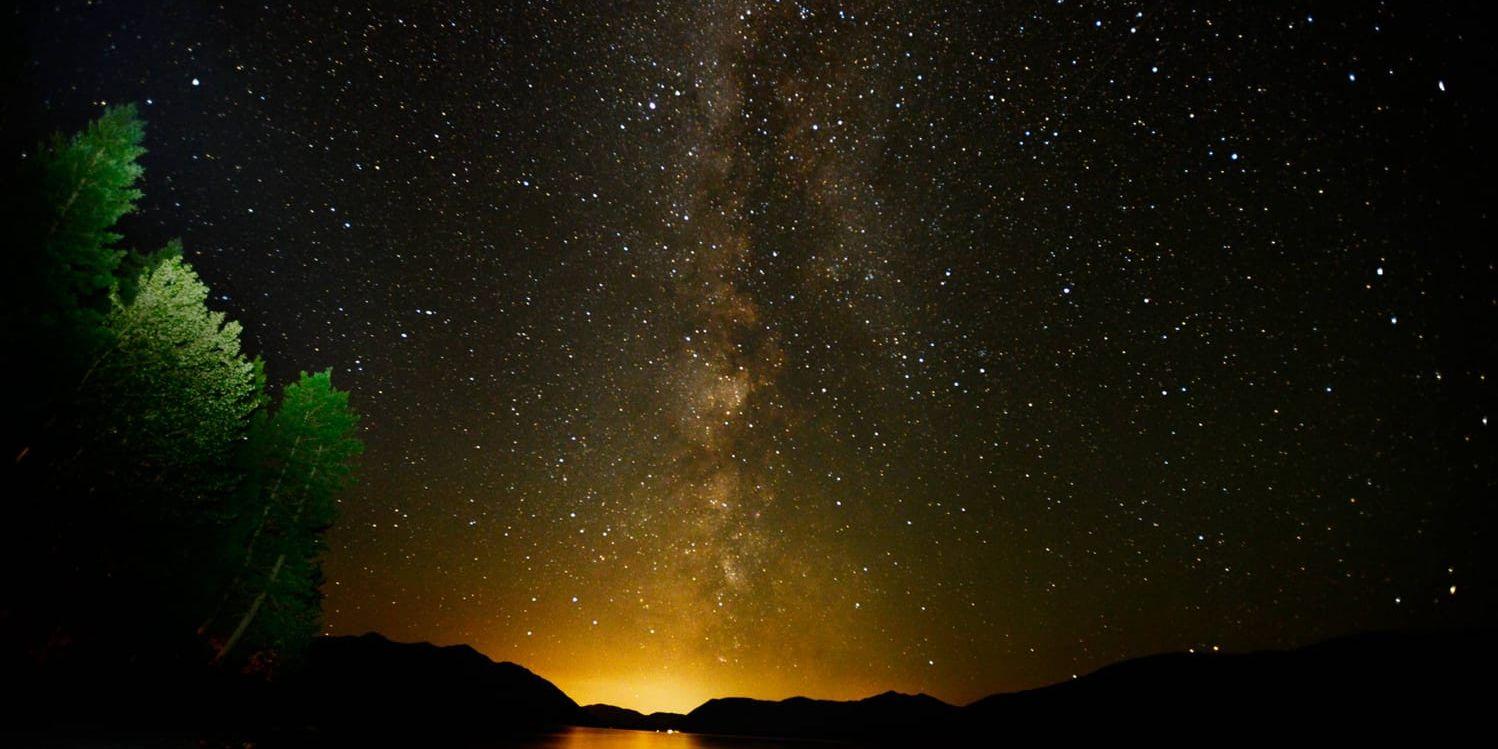Vintergatan, snart synlig på en natthimmel nära dig. Arkivbild.