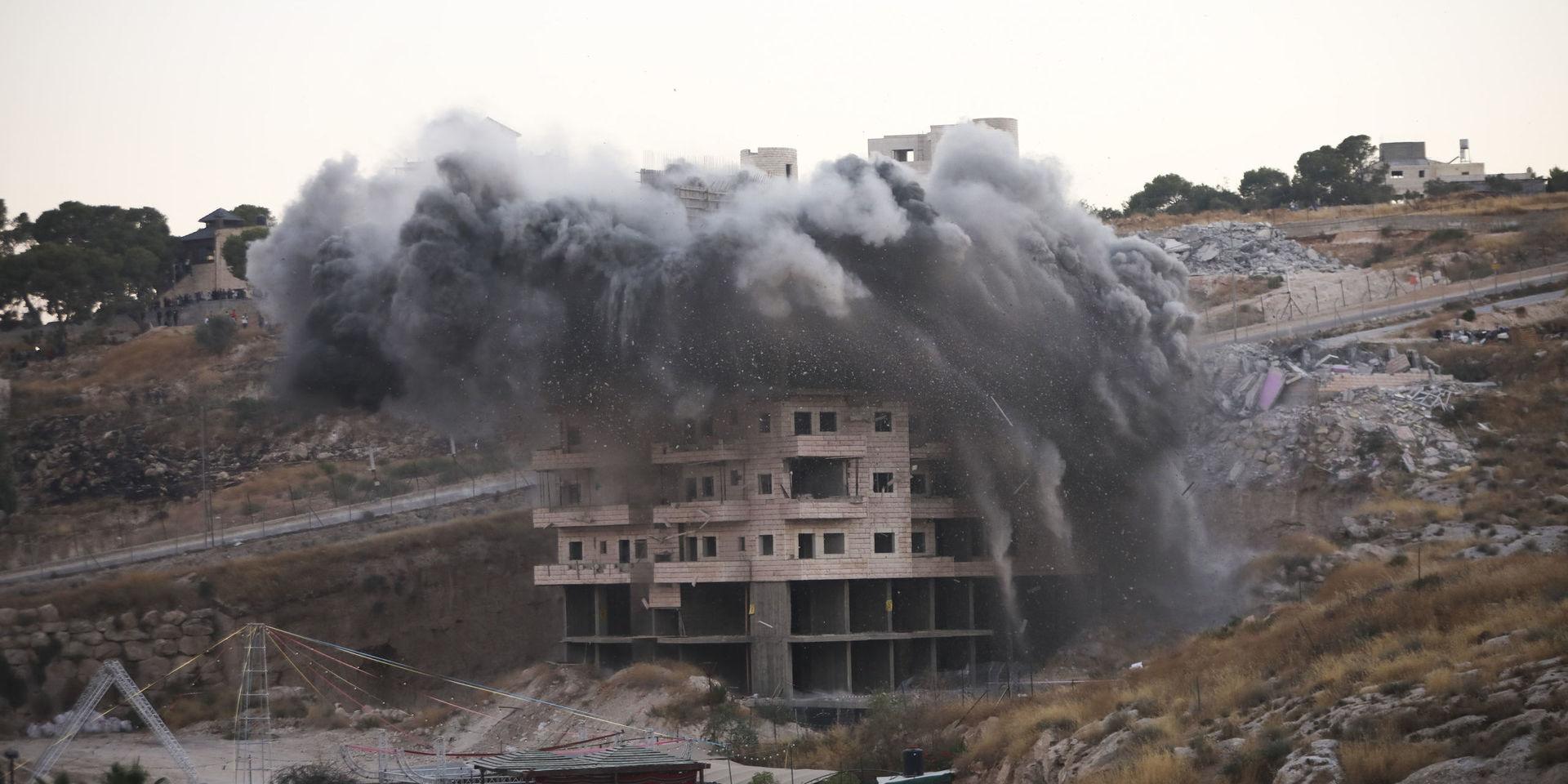 En palestinsk byggnad sprängs i byn Sur Baher söder om Jerusalem.