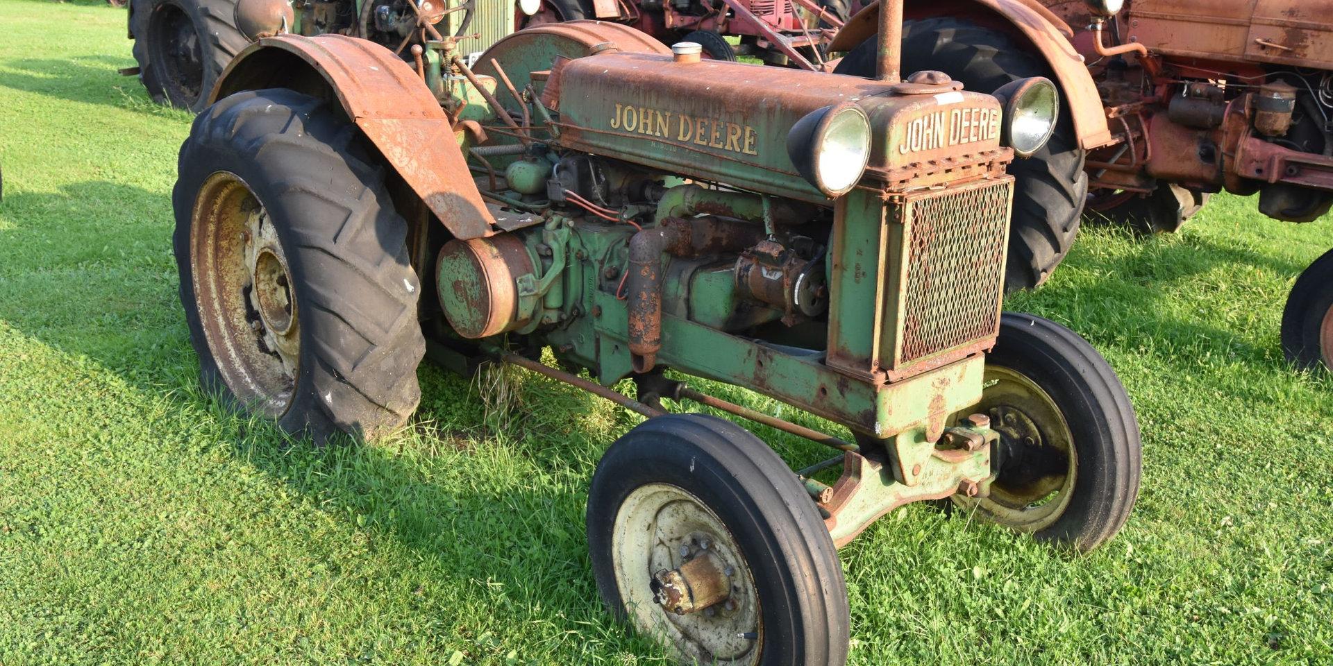 En John Deere-traktor från 1938 var en av godbitarna som såldes på auktionen.