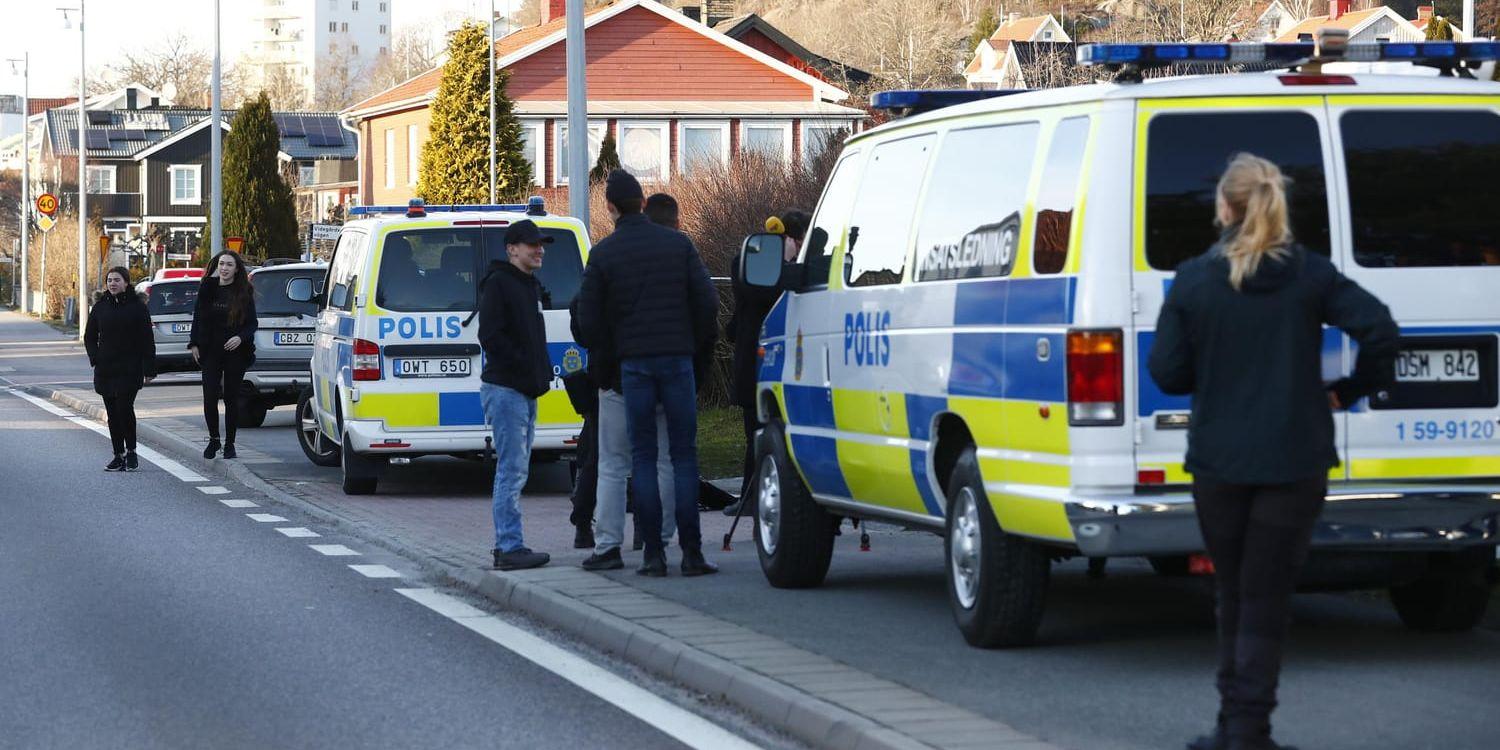 En man har skjutits av polis utanför Göteborg efter att ha gått till attack mot ambulanspersonal. Vittnen uppger att de hörde flera skott.