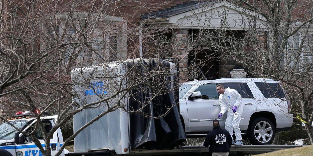 Polisens tekniker lastar en bil utanför Francesco Calis hus på Staten Island efter mordet.