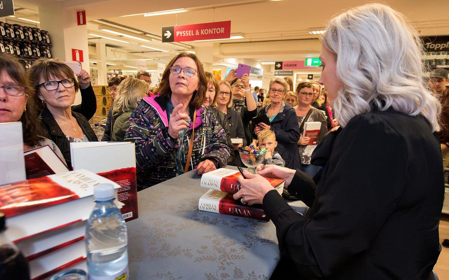 Många författare vill till Gekås för att göra reklam för sina böcker. Här signerar Camilla Läckberg en bok. 