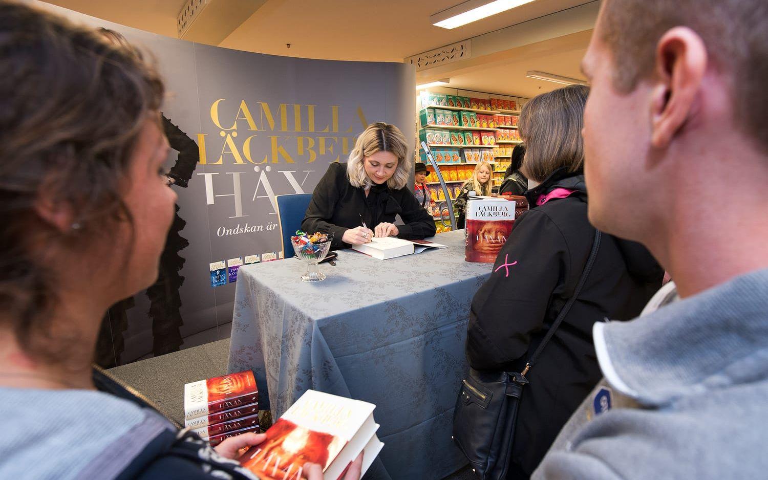 Camilla Läckberg signerar bok. 