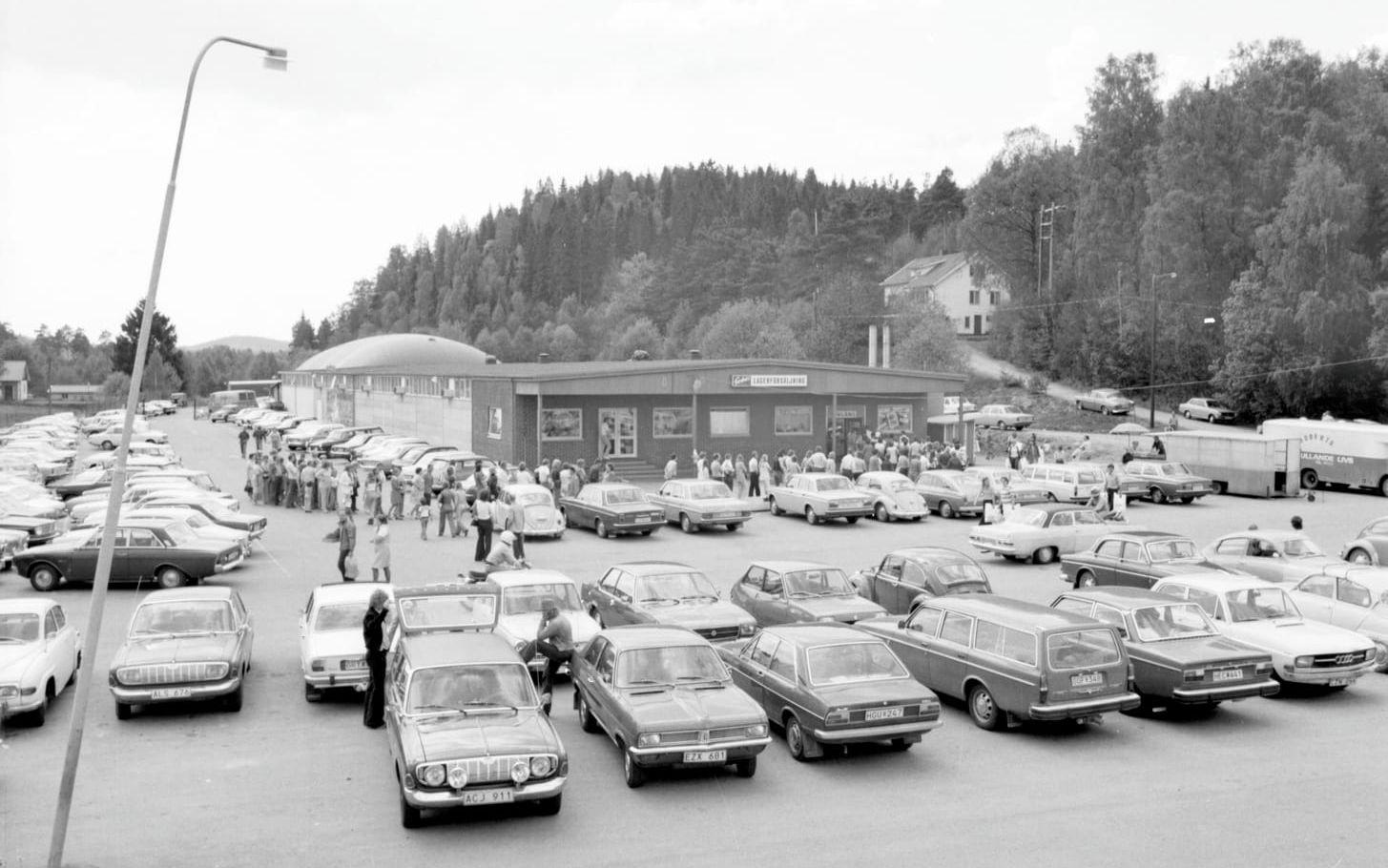 Det var lite andra bilar på Gekås parkering tillbaka i tiden. 