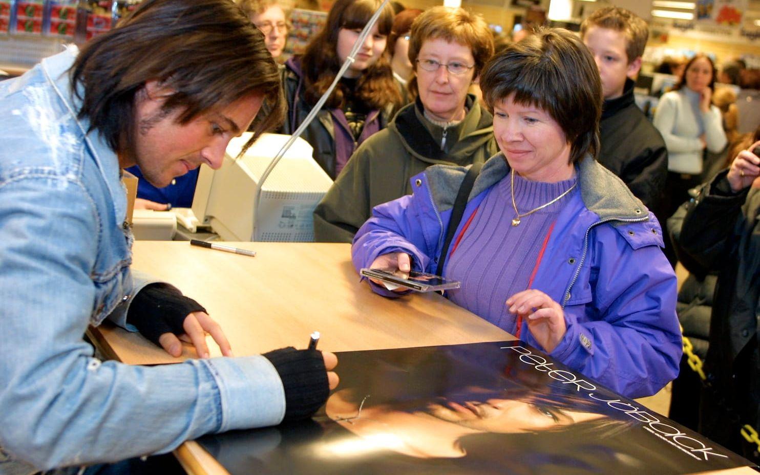 En ung Peter Jöback signerar skivor på Gekås 2002. 
