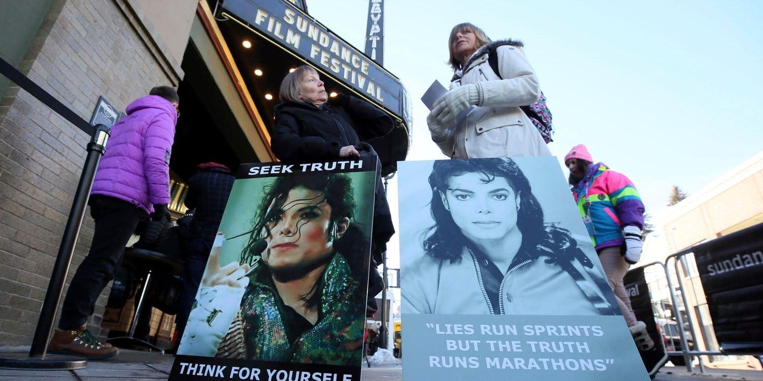 Fansen protesterade utanför premiärvisningen av nya Jacksondokumentären "Leaving Neverland" på Sundancefestivalen i Utah.