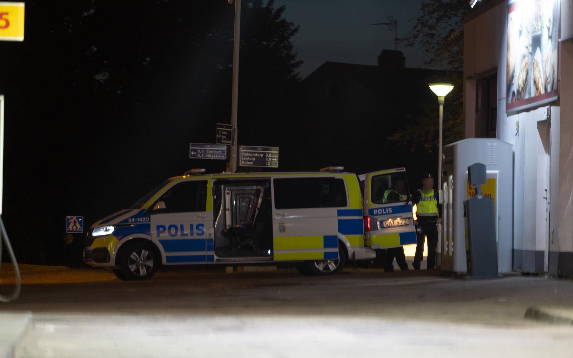 Efter att polisen i Trollhättan genomfört en husrannsakan  och en person greps  på onsdagskvällen,   brann det nio bilar.