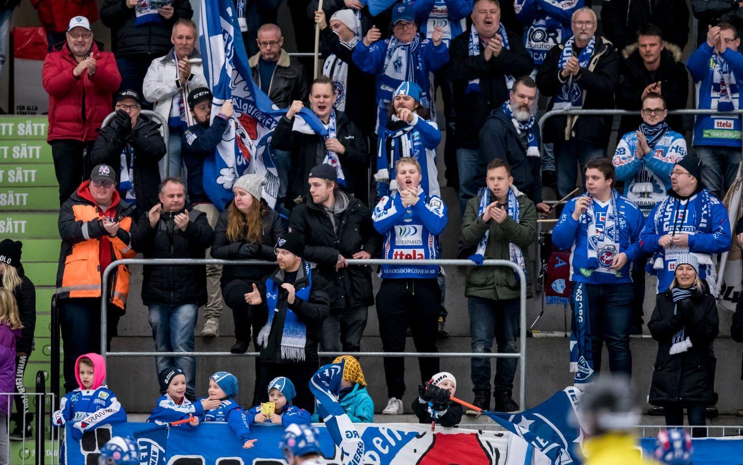 Bild: Sebastian LaMotte. Hemmasupportrarna var naturligtvis lyckliga efter IFK:s storseger.