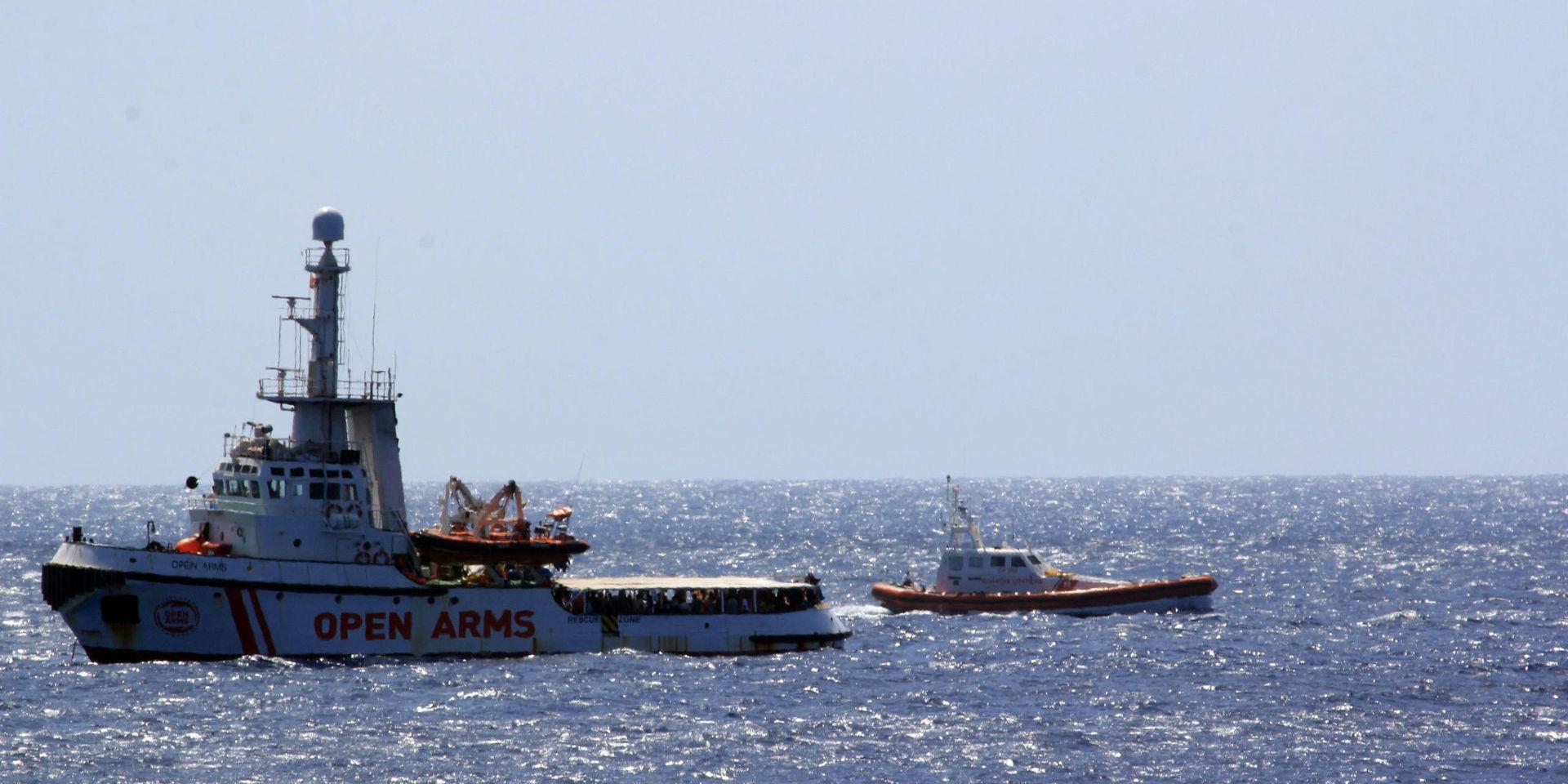Italienska kustbevakningen intill fartyget Open Arms. Arkivbild. 