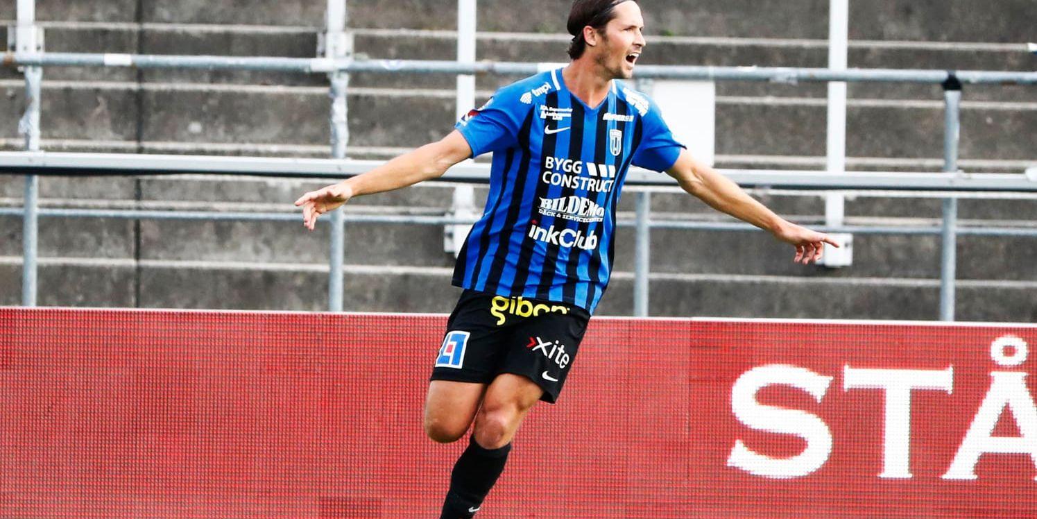 Philip Haglund vrålar ut sin glädje efter det sena segermålet mot IFK Norrköping på Östgötaporten.