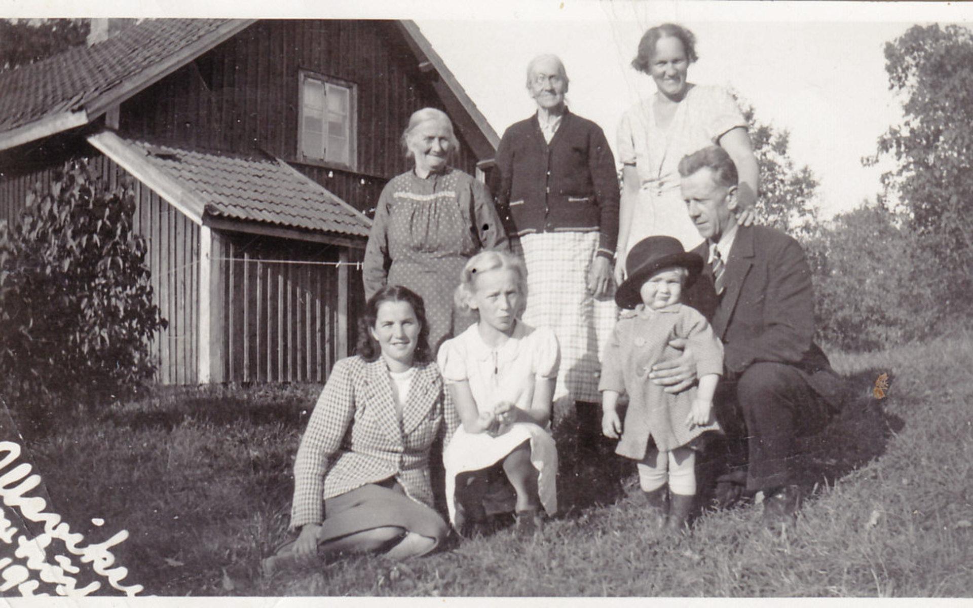 Från Stens album. Matilda i mitten med en syster till vänster och kanske Agnes Wiik till höger.