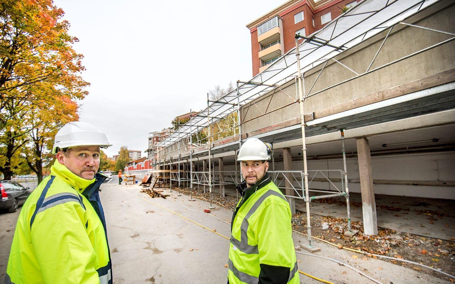 Hans-Åke Erlandsson, projektledare, och Stefan Jansson, fastighetsutvecklingschef, visar upp byggprojektet.