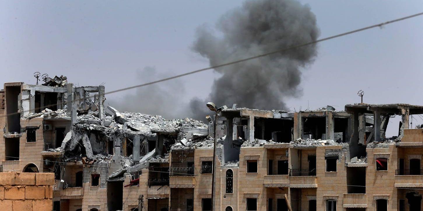 Rök stiger från ett område i al-Raqqa i nordöstra Syrien efter ett flyganfall. Arkivbild.