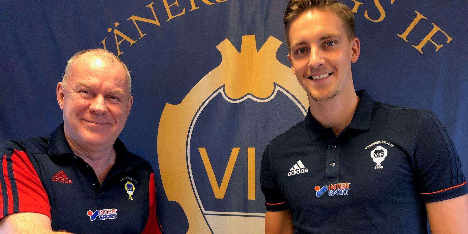 Jonathan Helldén blir ny marknads- och evenemangskoordinator i VIF. Här tillsammans med klubbens ordförande Martin Westerlund. 