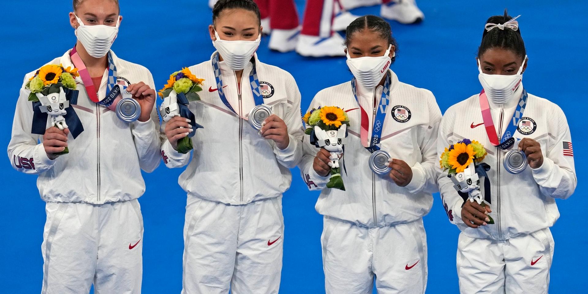 Simone Biles, till höger, riktade en stor dos tacksamhet till sina lagkamrater efter silvermedaljen.